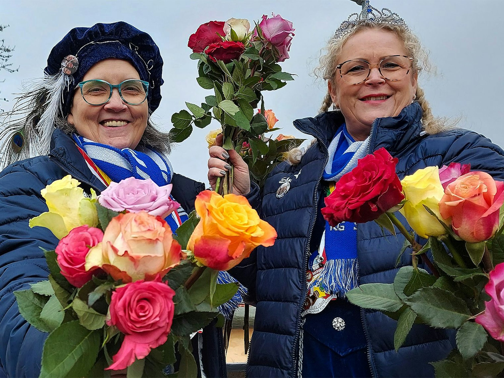 Rosen verteilten Bäuerin Claudia (links) und Jungfrau Silke von der KG Jecke vom Hahnebömche aus Scheven.