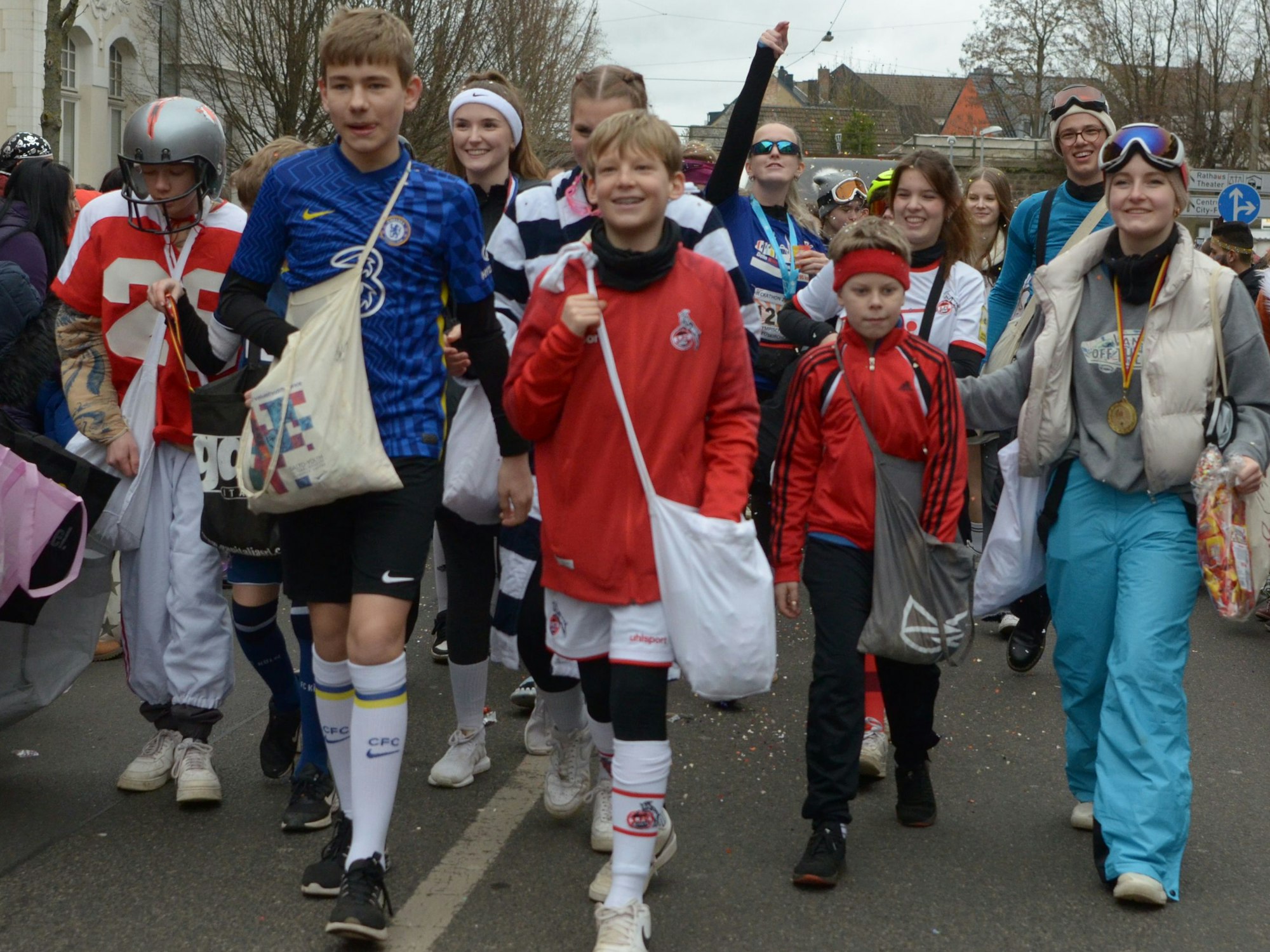 Die Mitglieder der Jugendgruppe St. Matthias zogen als Sportler durch die Straßen.