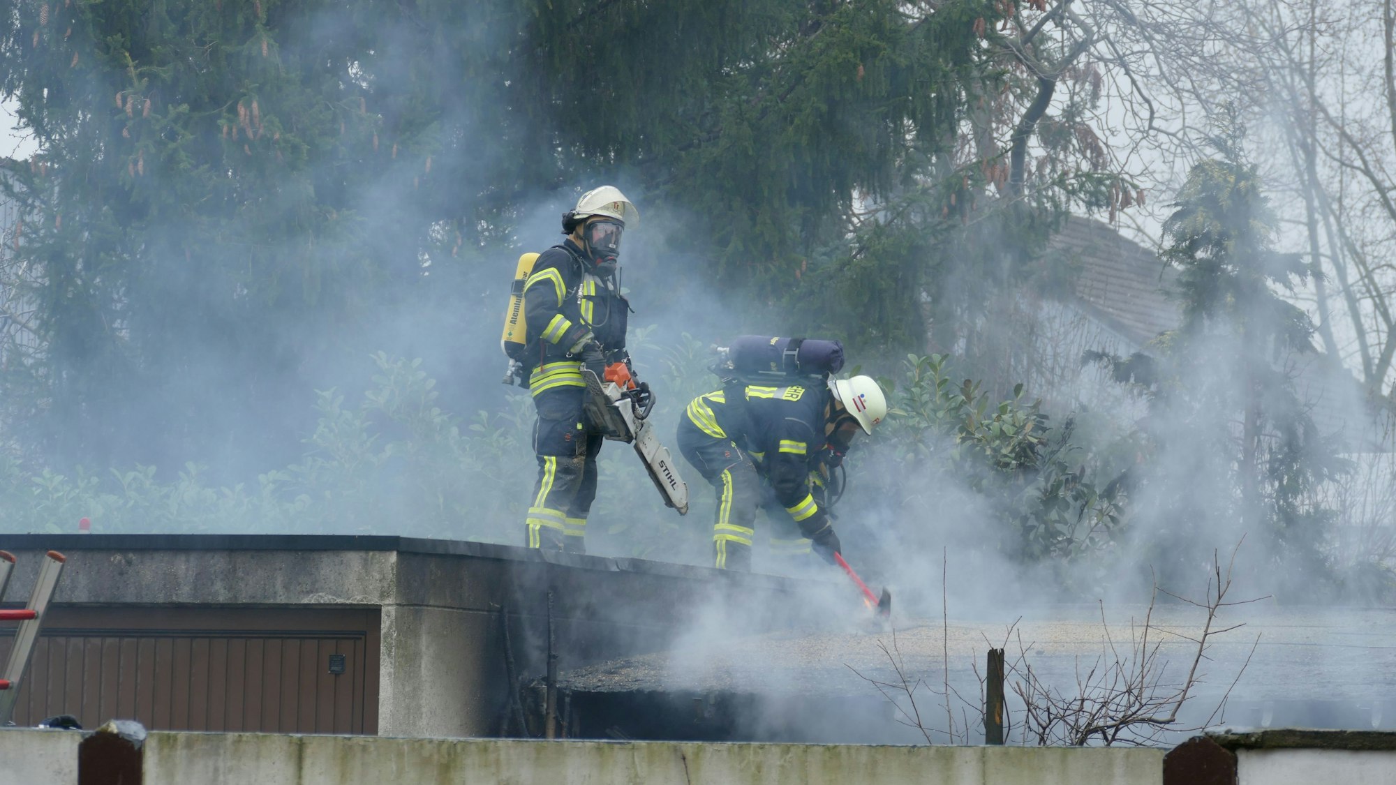Feuerwehrleute im Einsatz bei einem Brand in Troisdorf-Oberlar.