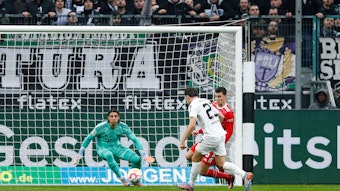 Gladbach-Star Jonas Hofmann kommt in dieser Szene zum Abschluss und trifft für die Borussia im Bundesliga-Duell am Samstag (18. Februar 2023) gegen Bayern München. Keeper Sommer kann den Einschlag nicht verhindern.