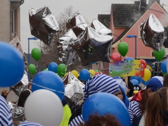 Auf dem Karnevalszug in Troisdorf herrschte gute Stimmung.