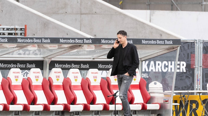 Christian Keller telefoniert vor dem Spiel gegen den VfB Stuttgart.