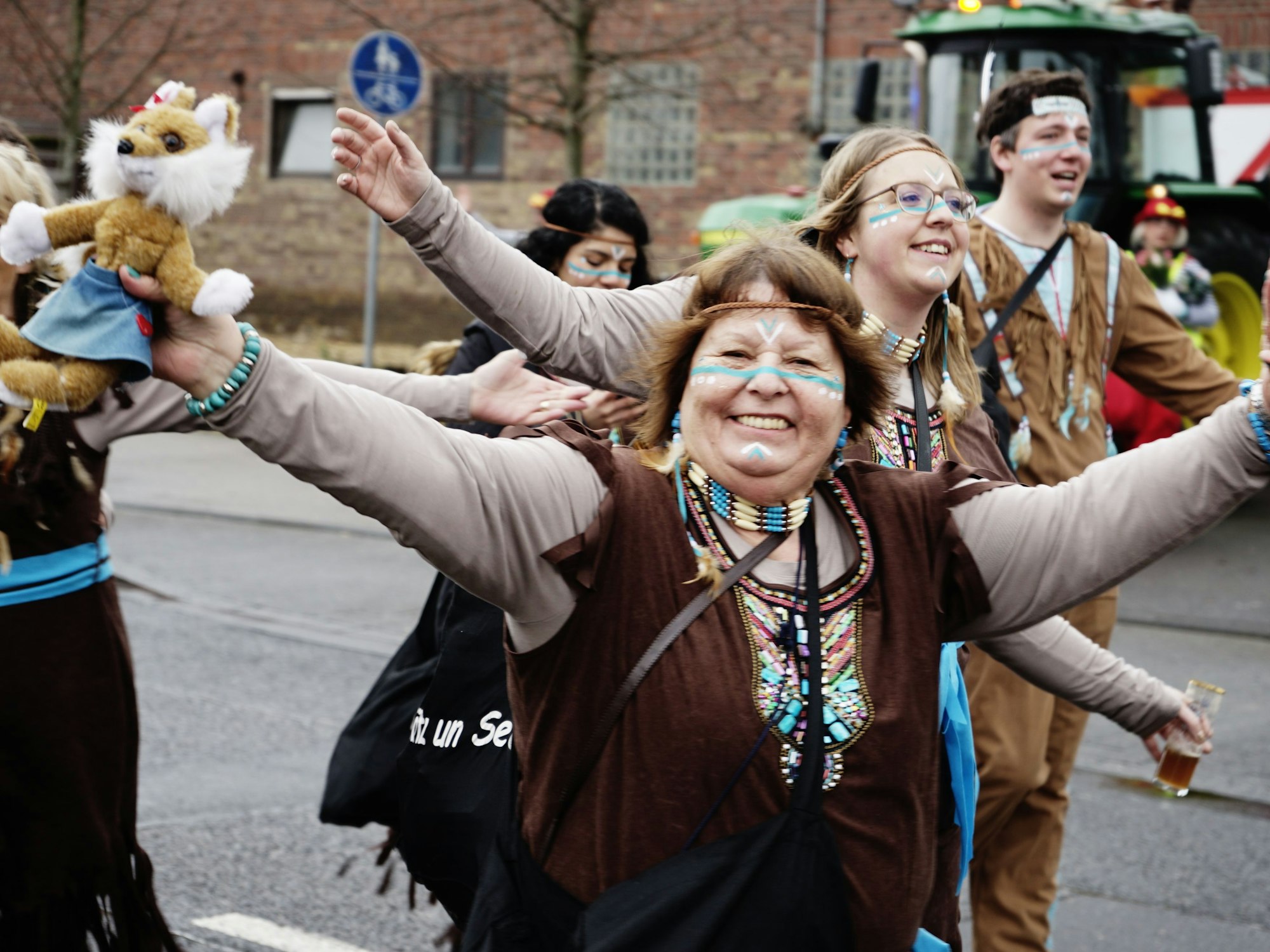 Zu ihrem Jubiläum verkleidete sich die Gruppe „Hätz und Siel“ aus Büsdorf als Indianer.