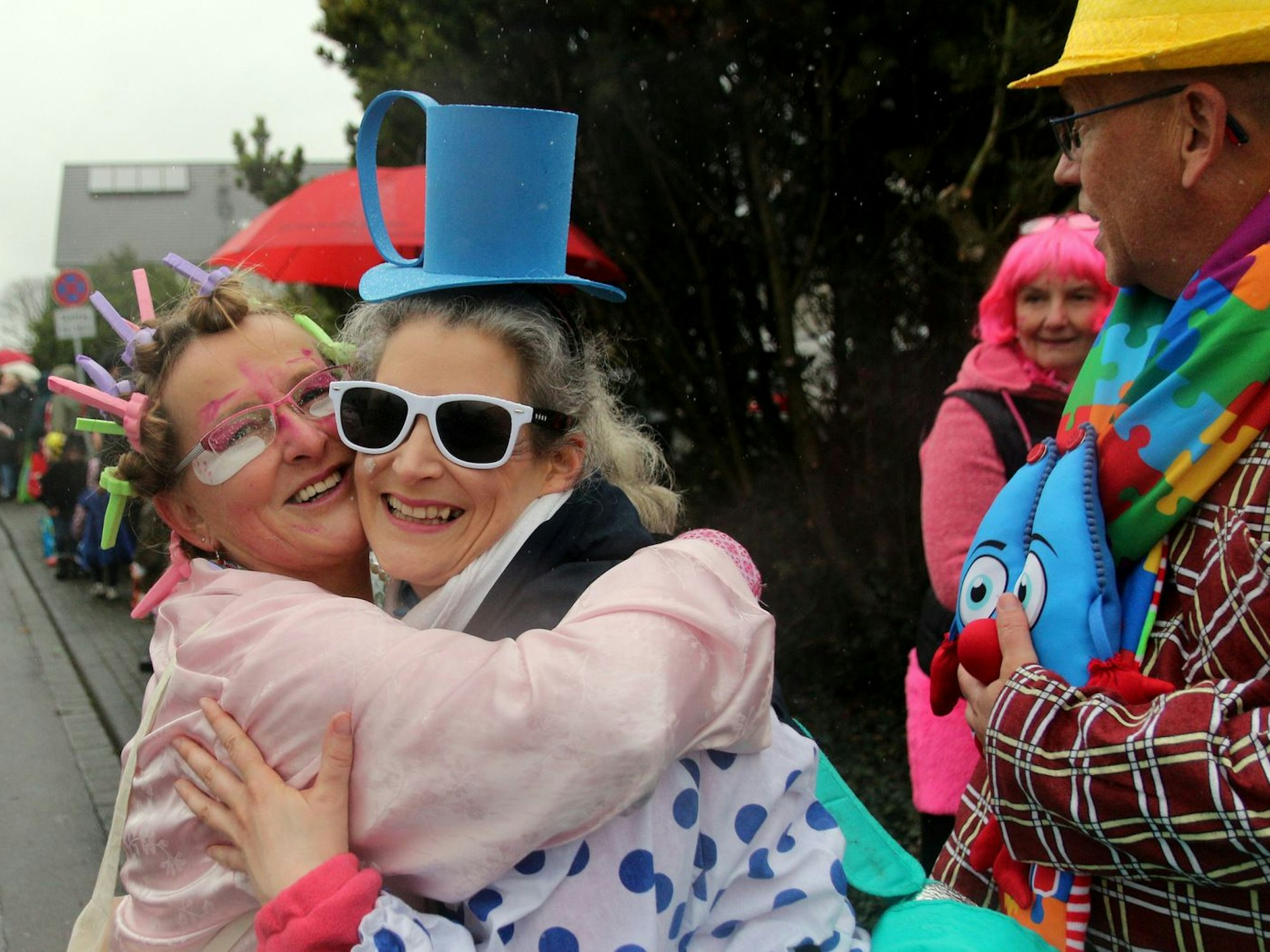 Karnevalisten feiern mit Freude beim Karnevalszug in Dansweiler.