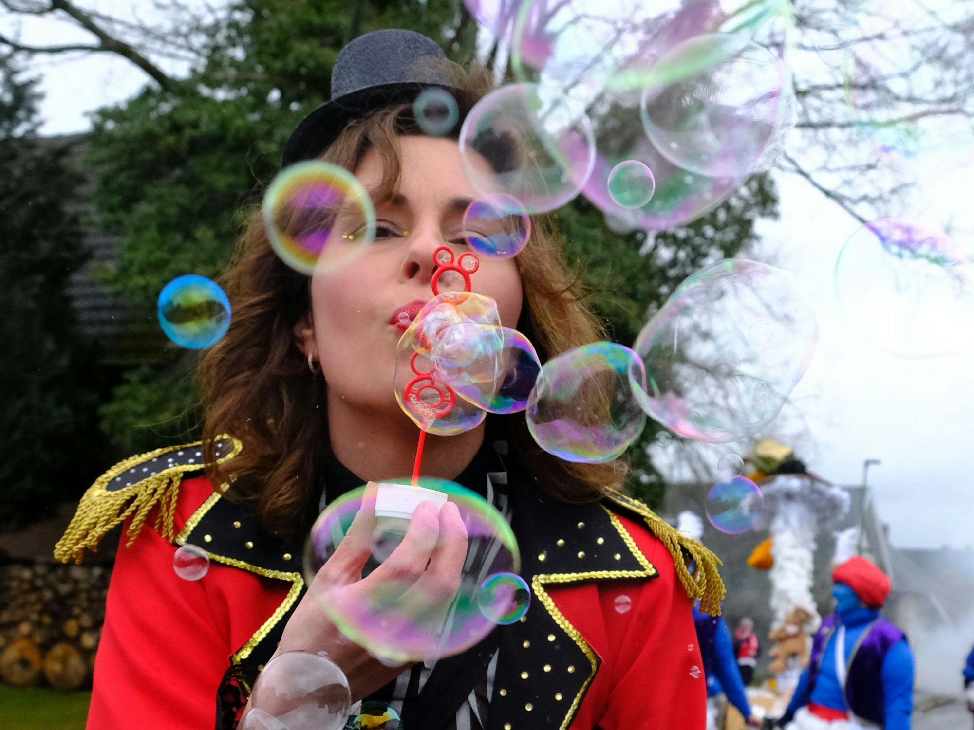 Herrlich jeck: Seifenblasen statt Konfetti gab's beim Karnevalszug der Morhahne in Herhahn und Morsbach.