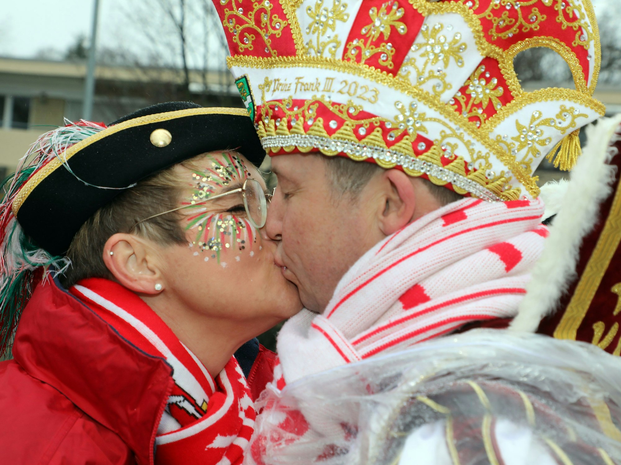 Eine Frau und der Karnevalsprinz küssen sich.