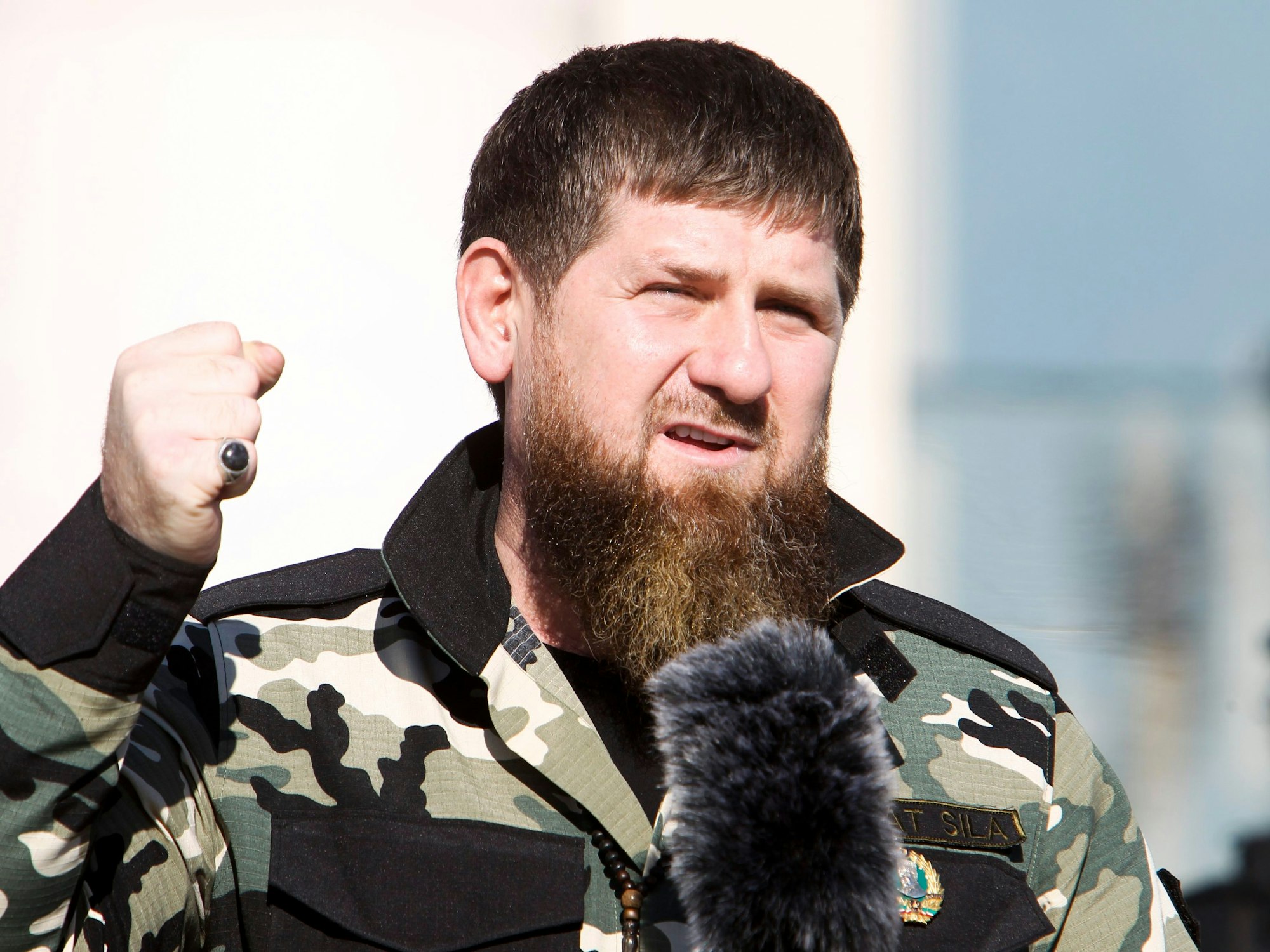 Ramsan Kadyrow, Machthaber der russischen Provinz Tschetschenien, spricht vor etwa 10.000 Soldaten in der tschetschenischen Regionalhauptstadt Grosny.