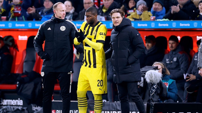 Borussia Dortmunds Anthony Modeste wird von Trainer Edin Terzic eingewechselt.
