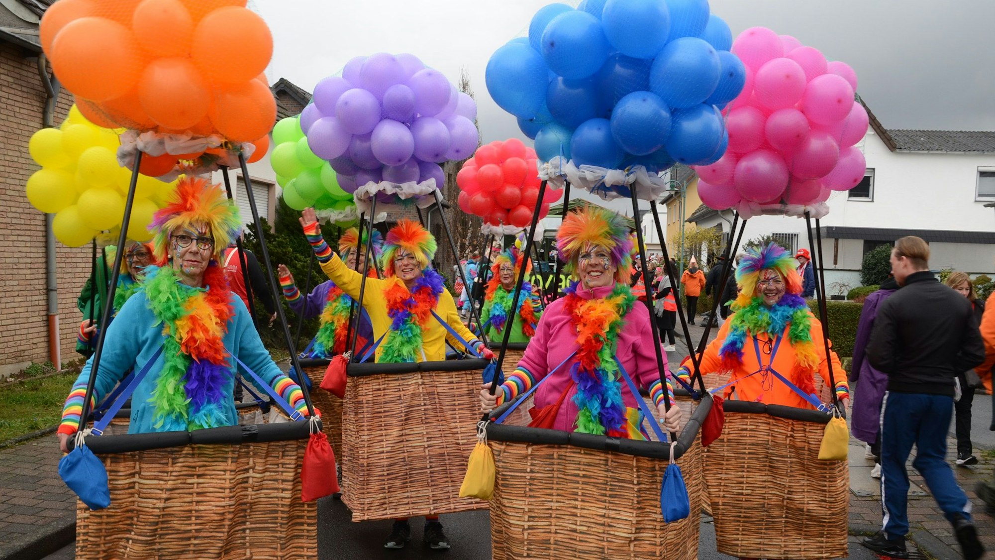 Eine Gruppe Frauen ist verkleidet als Heißluftballon.
