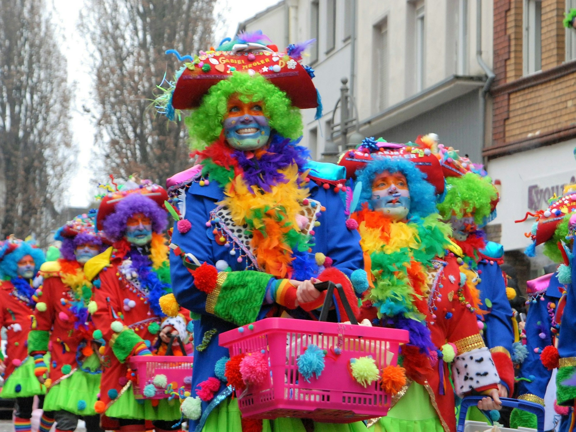 Hunderte kamen zum Karnevalszug in Brühl.