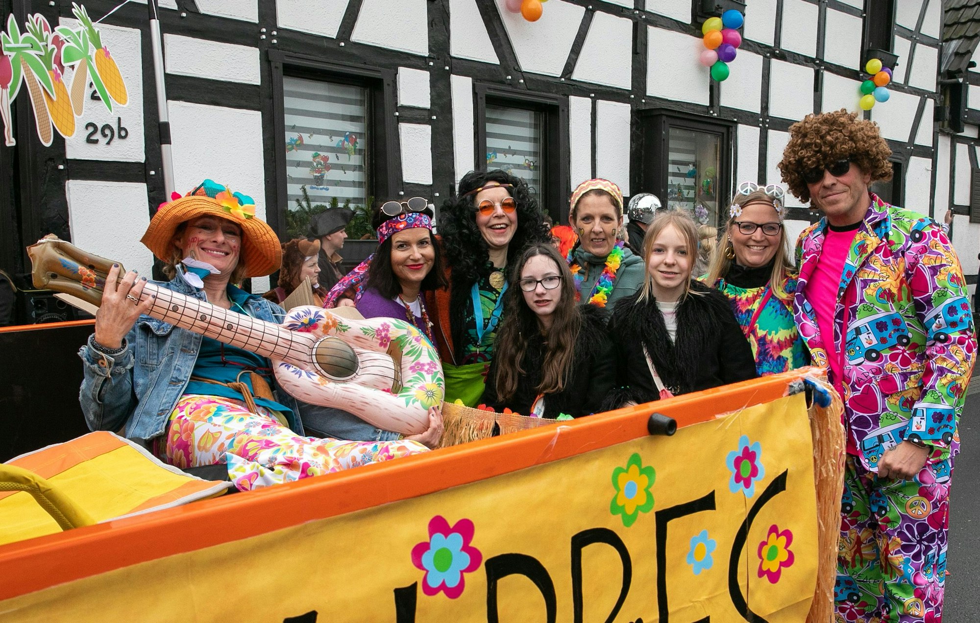 Die Hippies aus der Dorfgemeinschaft Villiprott sorgten für 70er-Jahre-Stimmung beim Karnevalszug in Pech.