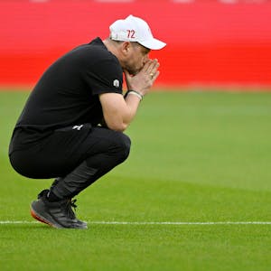 Auch am Samstag in Stuttgart betrat Steffen Baumgart vor dem Spiel den Rasen der Mercedes-Benz-Arena, in seiner gewohnten Geste hockte er sich hin und strich mit der Hand über den Platz.&nbsp;