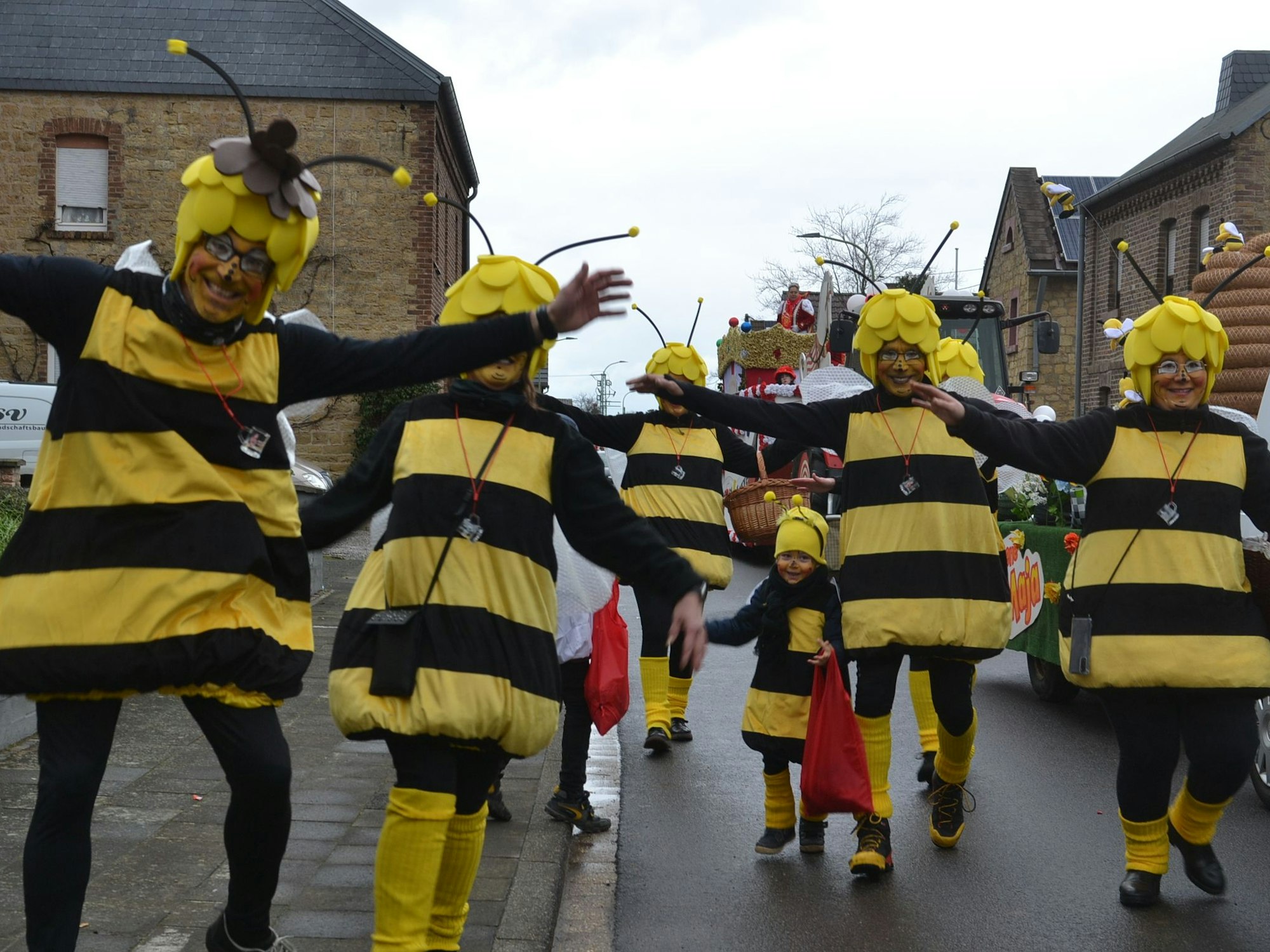 „Jeck op jück“ schwirrten die Bürvenicher Bienen beim Karnevalsumzug durch die Straßen des Zülpicher Ortsteils.