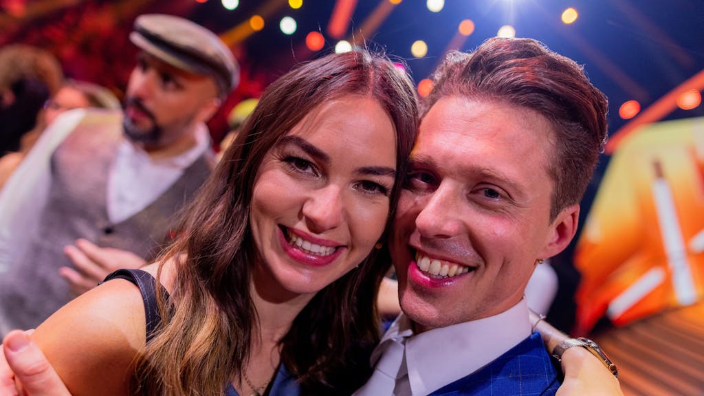 Renata Lusin und ihr Mann Valentin Lusin, beide Profitänzer, liegen sich im Anschluss an die RTL-Tanzshow „Let's Dance“ im Coloneum in den Armen.&nbsp;