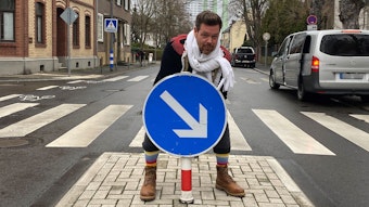 Simon Schwieren muss das Schild auf der Hauptstraße entfernen.