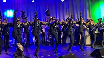 Das Tanzkorps der Stattgarde in Pilotenkostümen tanzt auf der Bühne.