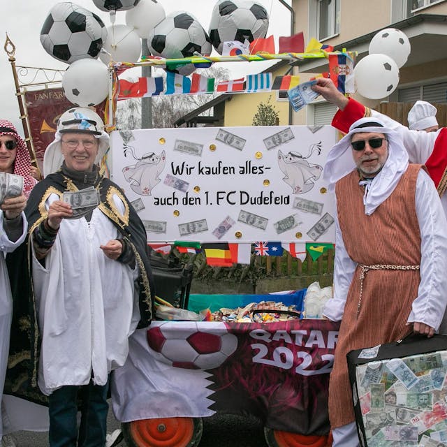 „Wir kaufen alles - auch den 1. FC Dudefeld“ versprachen die Scheichs vom Kegelclub HuHolz beim Karnevalszug in Todenfeld.