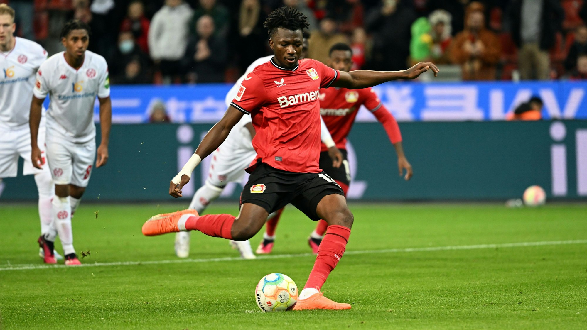 Edmond Tapsoba vergibt den siebten Leverkusener Elfmeter in den letzten acht Versuchen.