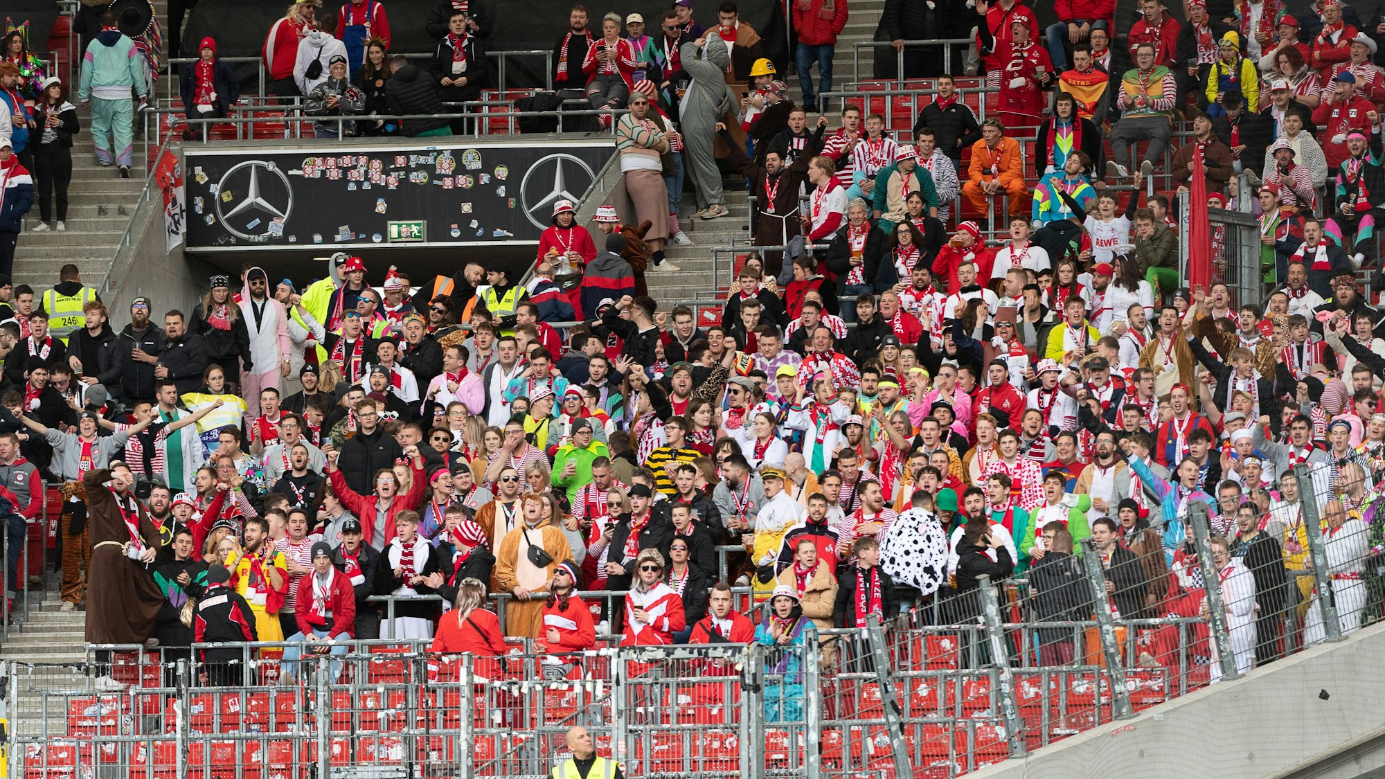 Der Kölner Fanblock am Samstag beim Spiel gegen den VfB Stuttgart in der Mercedes-Benz-Arena. Viele Fans sind verkleidet, auf der Rückfahrt tranken dieKölner das Bordbistro des ICE leer.