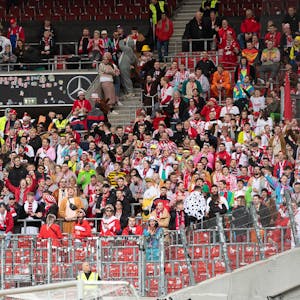 Der Kölner Fanblock am Samstag beim Spiel gegen den VfB Stuttgart in der Mercedes-Benz-Arena. Viele Fans sind verkleidet, auf der Rückfahrt tranken die&nbsp;<br>Kölner das Bordbistro des ICE leer.