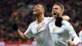 Marcus Ingvartsen und Karim Onisiwo jubeln über ein Tor im Bundesliga-Spiel bei Bayer Leverkusen.