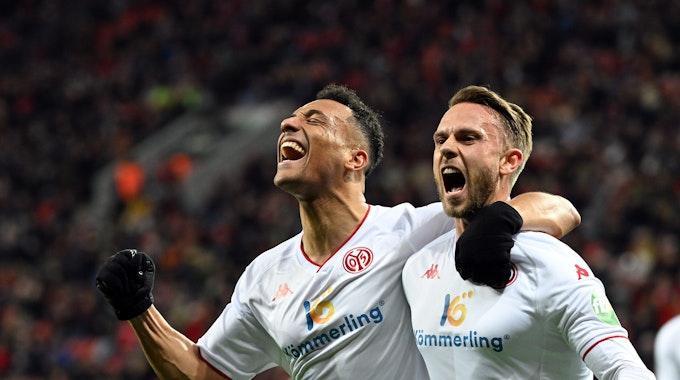Marcus Ingvartsen und Karim Onisiwo jubeln über ein Tor im Bundesliga-Spiel bei Bayer Leverkusen.