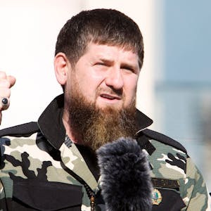ARCHIV - 29.03.2022, Russland, Grosny: Ramsan Kadyrow, Machthaber der russischen Provinz Tschetschenien, spricht vor etwa 10.000 Soldaten in der tschetschenischen Regionalhauptstadt.&nbsp;