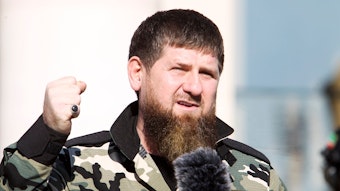 ARCHIV - 29.03.2022, Russland, Grosny: Ramsan Kadyrow, Machthaber der russischen Provinz Tschetschenien, spricht vor etwa 10.000 Soldaten in der tschetschenischen Regionalhauptstadt.