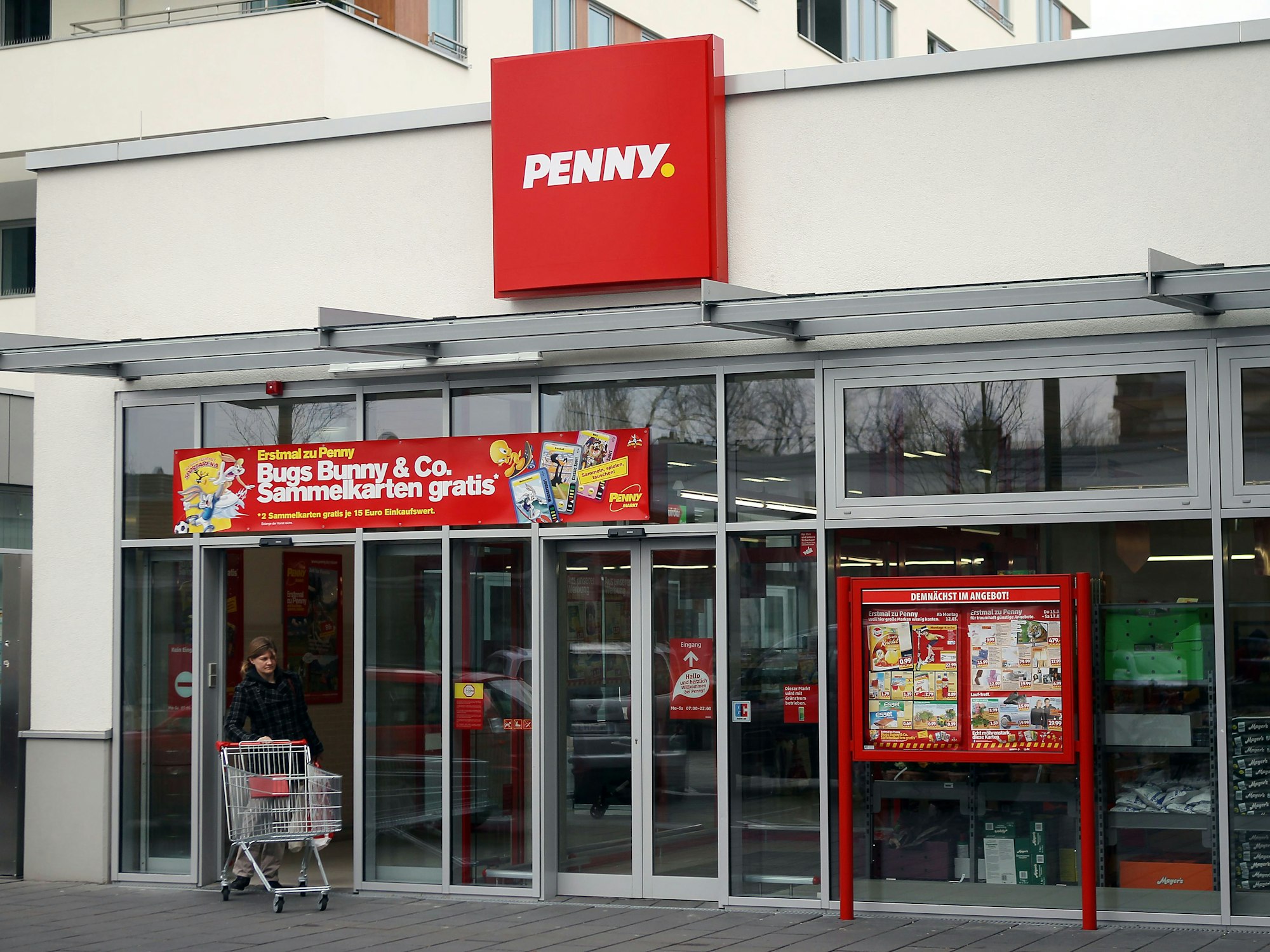 Eine Kundin verlässt in Köln eine Filiale des Lebensmittel-Discounters Penny.