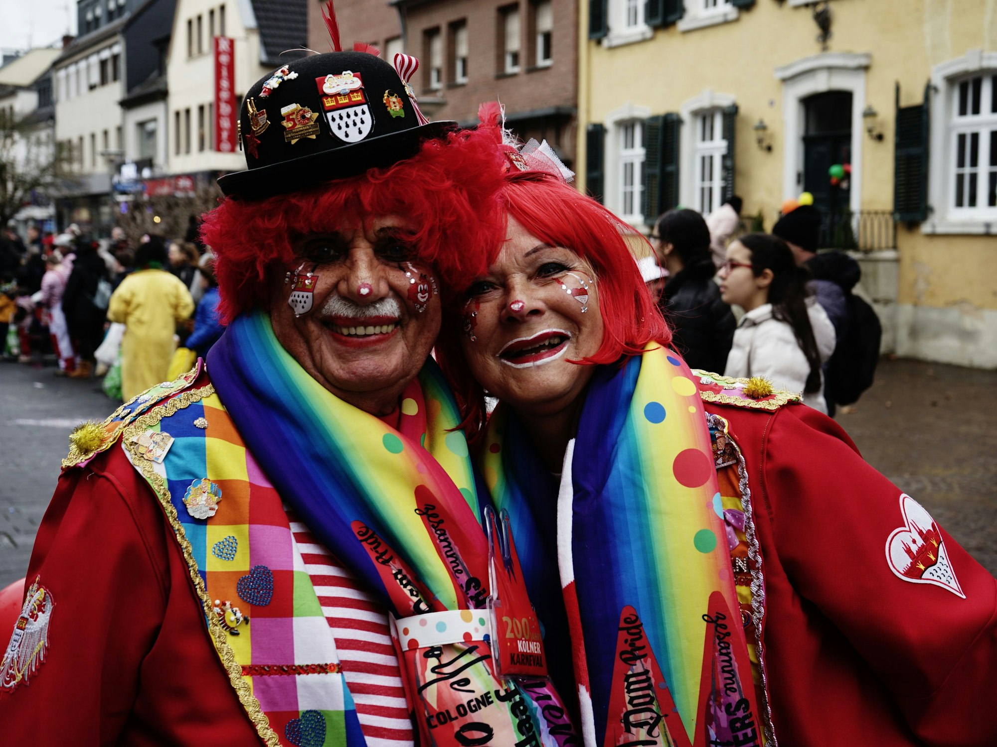 Die Älteren feiern in bunten Perücken – entweder als kölsche Clowns oder Regenbogen-Cowgirls.