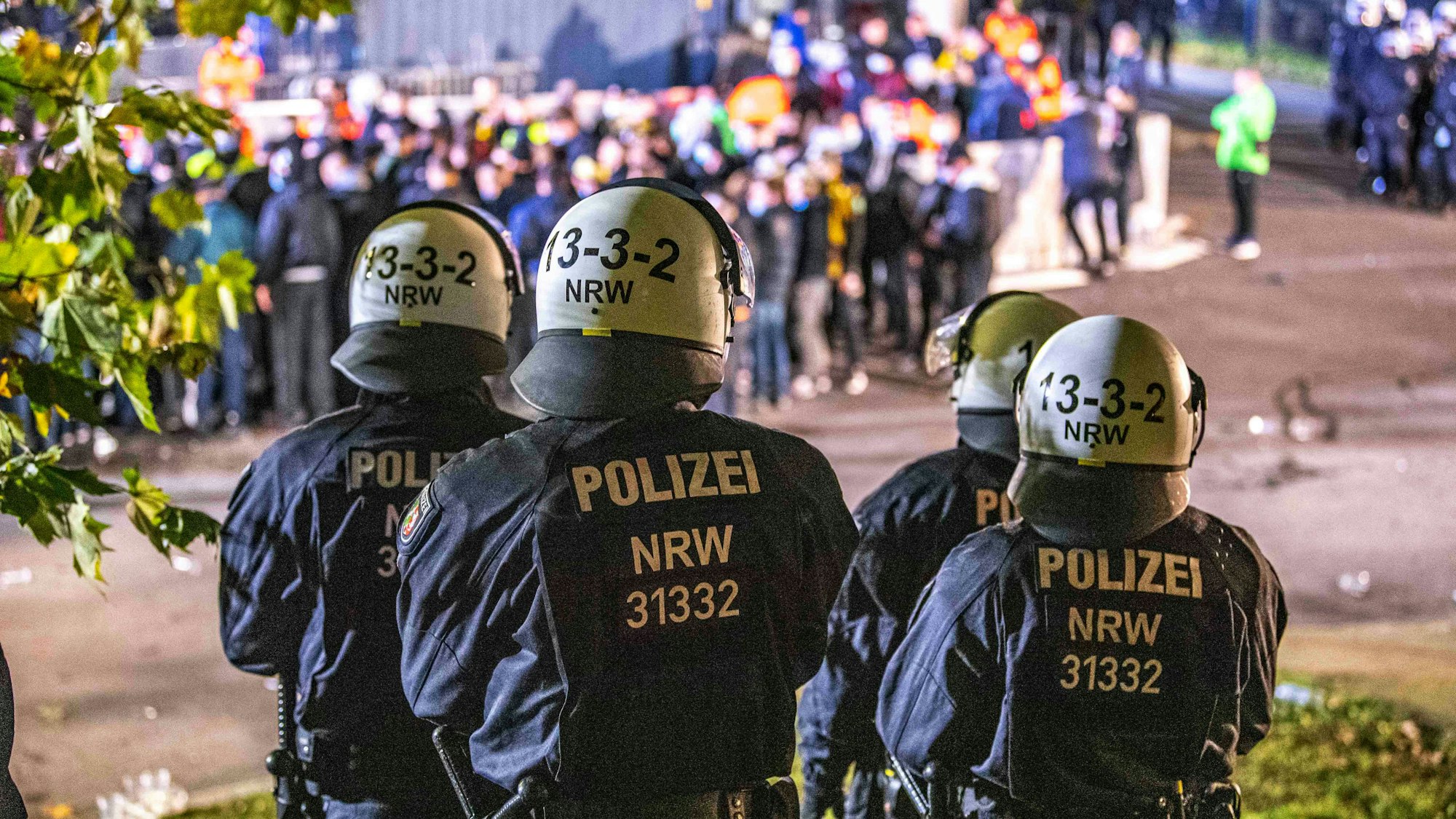 Polizisten stehen rund um die Veltins-Arena auf Schalke.