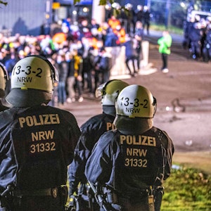 Polizisten stehen rund um die Veltins-Arena auf Schalke.
