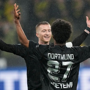 Karim Adeyemi jubelt mit Marco Reus über sein Tor gegen Hertha BSC.