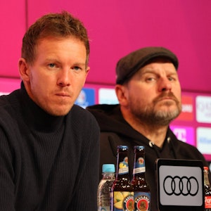 Julian Nagelsmann sitzt auf einer Pressekonferenz neben Steffen Baumgart.