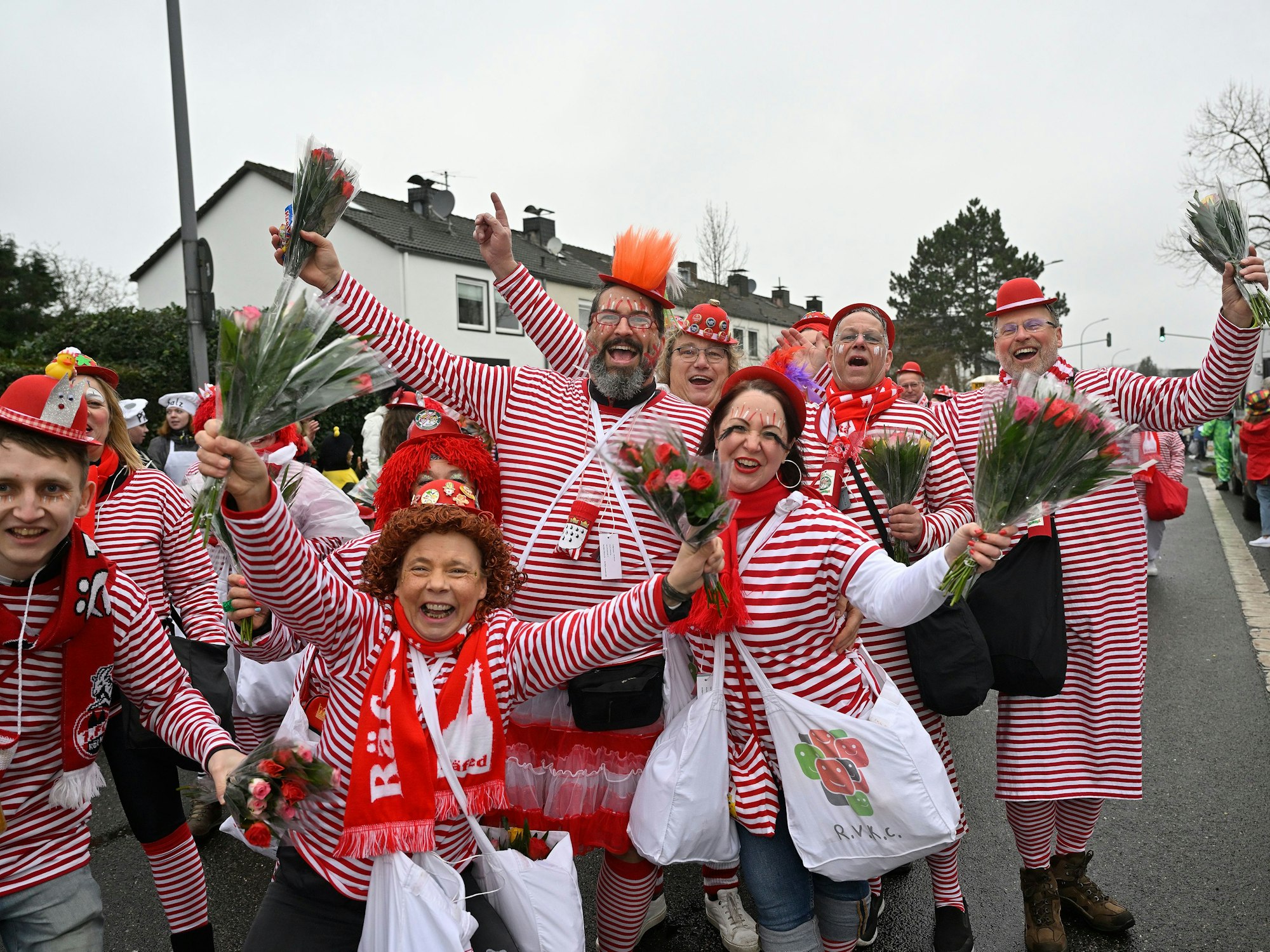 Eine Gruppe rot-weiß verkleideter Jecke in Bergisch Gladbach-Refrath.