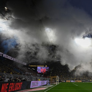 Fans von Hertha BSC zünden beim Bundesliga-Auswärtsspiel bei Borussia Dortmund Pyrotechnik im Block.