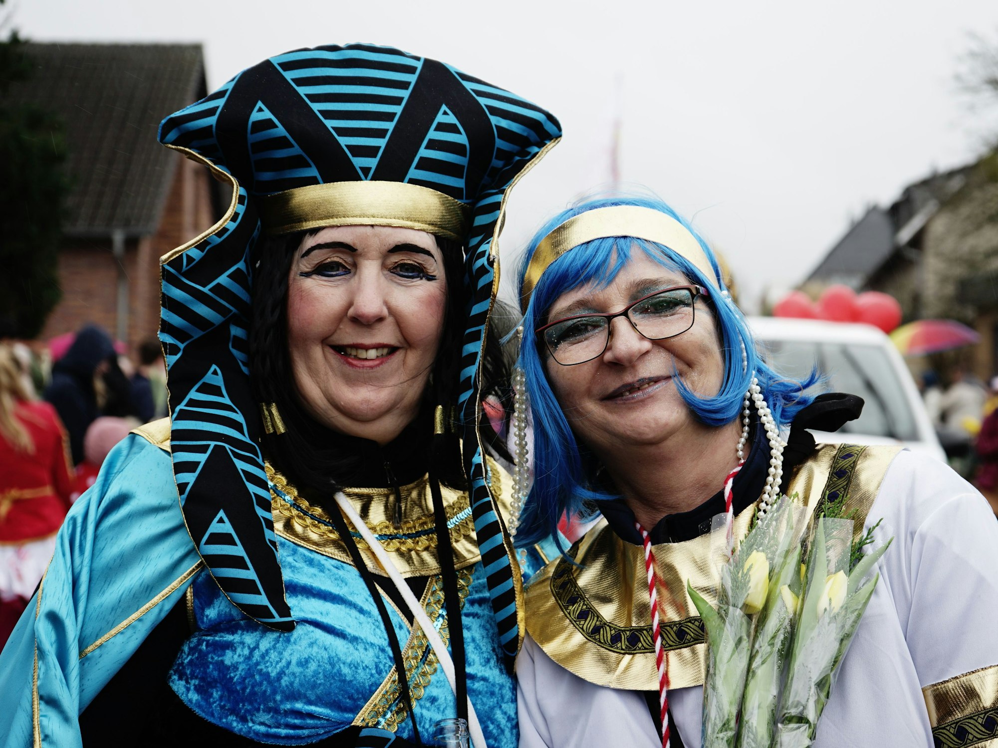 Vielfalt der Kostüme hieß es beim Karnevalszug in Glessen. Auch farbenfrohe Pharaoninnen mischten sich unter die Zugteilnehmer.