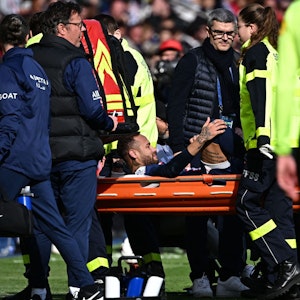 Neymar wird nach seiner Knöchelverletzung im Spiel von Paris Saint-Germain gegen OSC Lille auf einer Trage vom Platz gebracht.