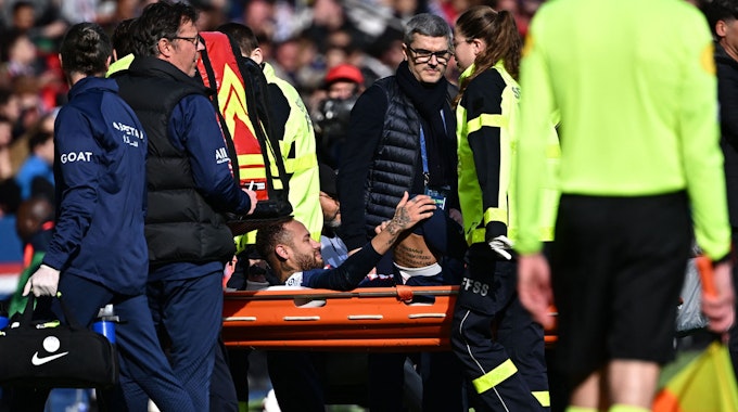 Neymar wird nach seiner Knöchelverletzung im Spiel von Paris Saint-Germain gegen OSC Lille auf einer Trage vom Platz gebracht.