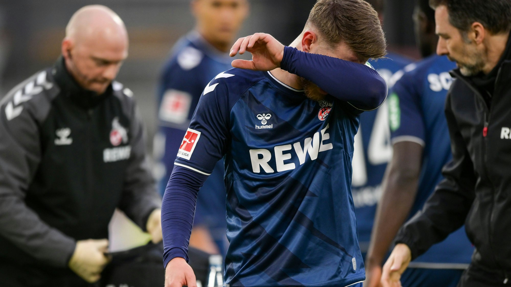 FC-Offensivspieler Jan Thielmann geht verletzt vom Platz. Der U-21-Nationalspieler wischt sich durchs Gesicht, er war in Stuttgart nur eine Viertelstunde zuvor eingewechselt worden.
