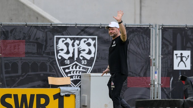 Steffen Baumgart grüßt die Fans des 1. FC Köln in Stuttgart.