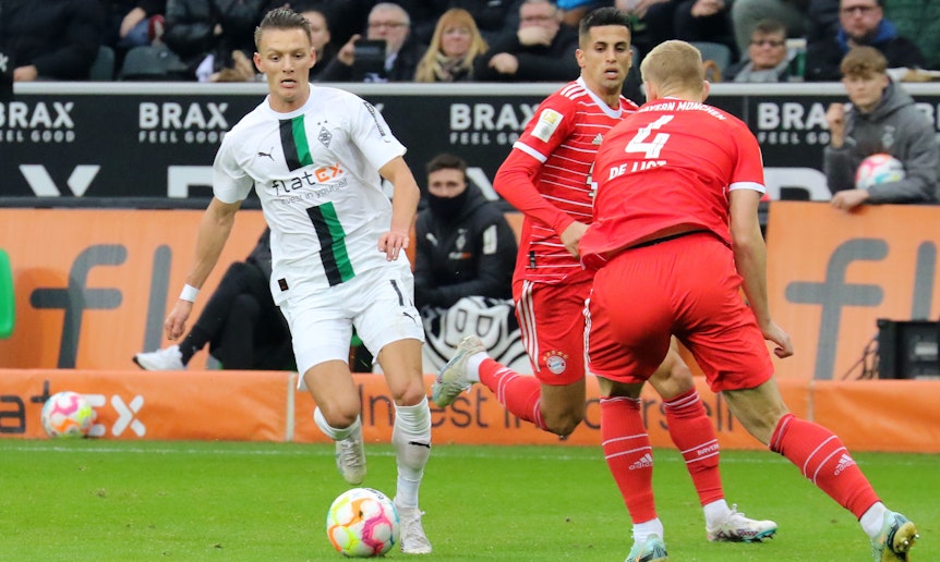 Hannes Wolf von Borussia Mönchengladbach (l.) am 18. Februar 2023 im Dribbling gegen Matthijs de Ligt vom FC Bayern München.