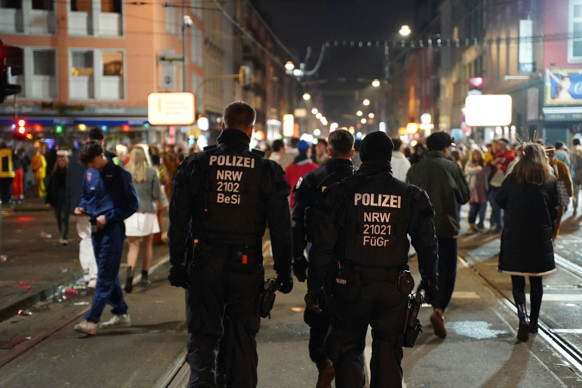 Ein Trupp der Polizei auf der Zülpicher Straße.