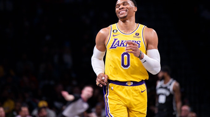 Russell Westbrook lacht bei einem Spiel der Los Angeles Lakers.