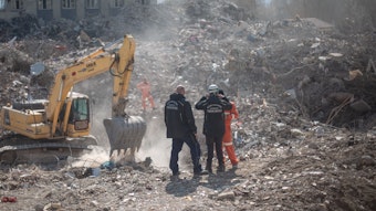 Das deutsche Team der ehrenamtliche Organisation «Deathcare»  durchsucht die Trümmer der eingestürzten Gebäude im Epizentrum des Erdbebens.