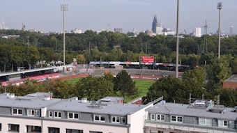 Blick auf den Kölner Süden, im Vordergrund das Südstadion und im Hintergrund der Kölner Dom.