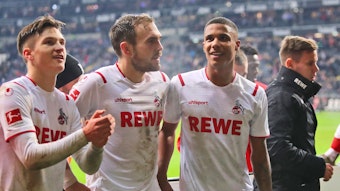Noah Katterbach, Rafael Czichos und Ismail Jakobs freuen sich am 18. Dezember 2019 über den Sieg in Frankfurt.