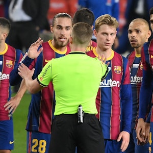 Schiedsrichter Alejandro Hernández Hernández im Gespräch mit mehreren Spielern des FC Barcelona.