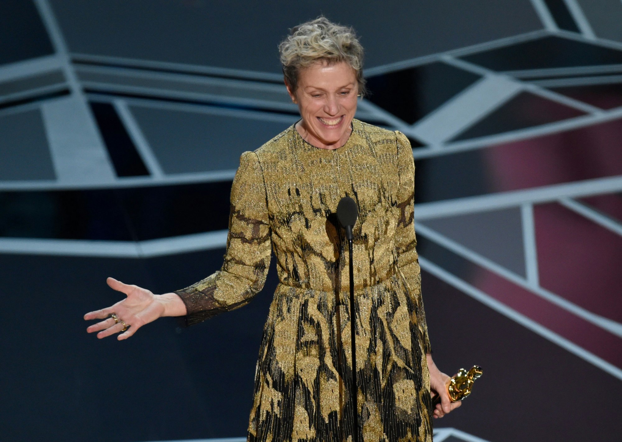 Frances McDormand 2018 mit dem Oscar, den sie für ihre Rolle in „Three Billboards Outside Ebbing, Missouri“ bekommen hat