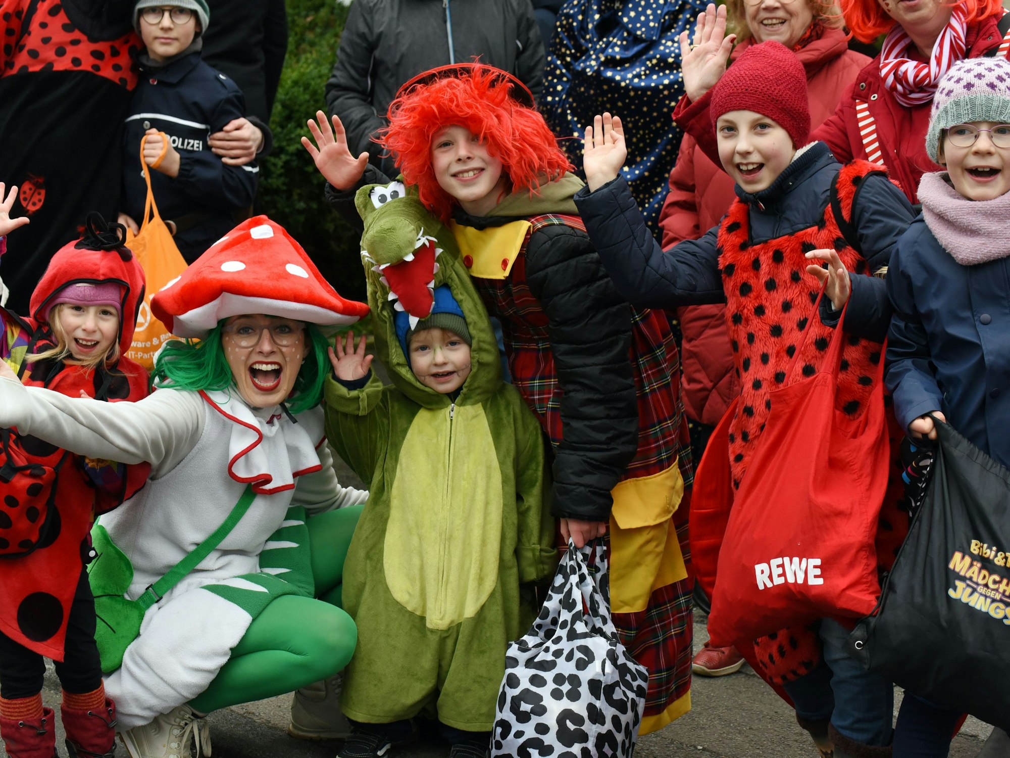 Mehrere Kinder tragen Marienkäfer-Kostüme. Eine Frau ist als Pilz verkleidet